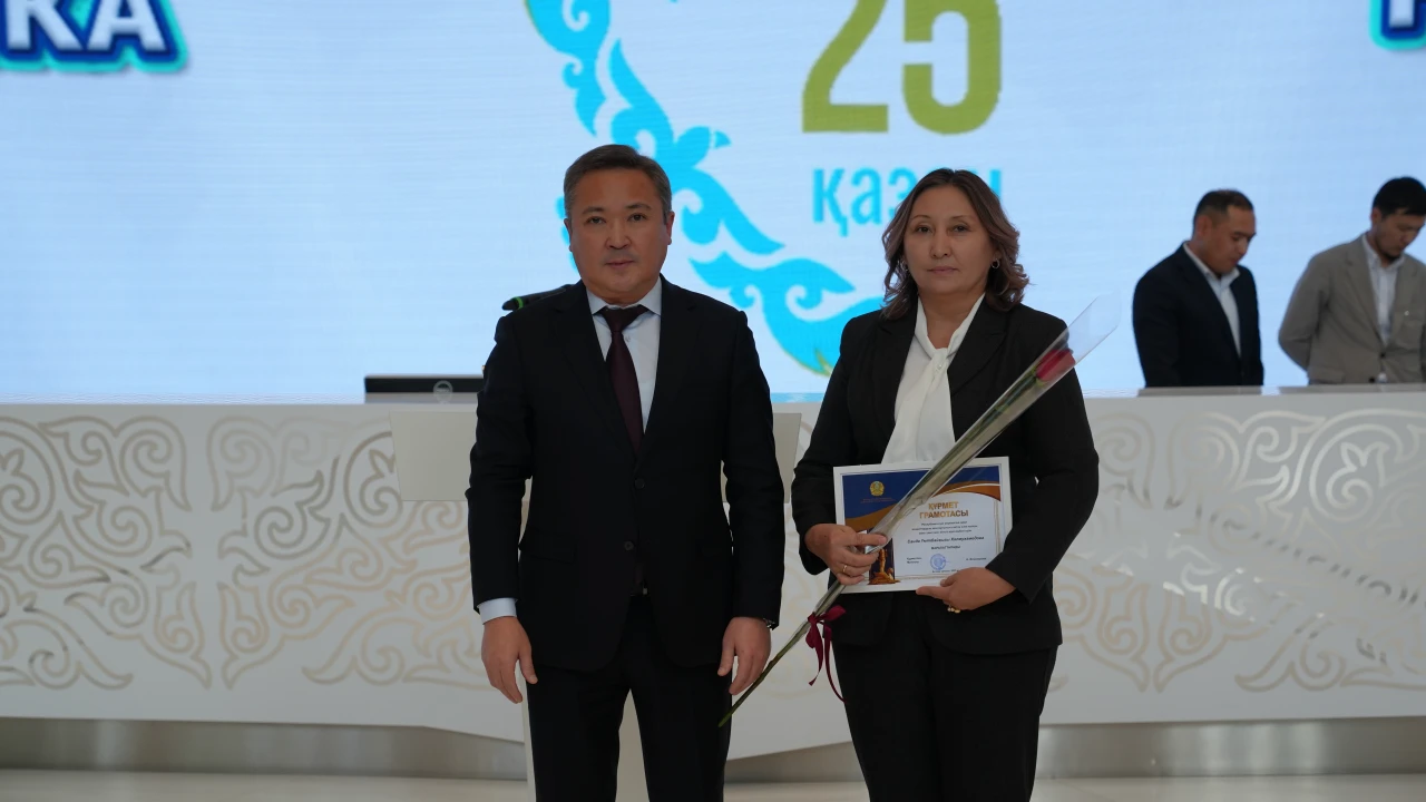 Торжественное награждение сотрудников детского сада «Қарлығаш», приуроченное ко Дню Республики Казахстан