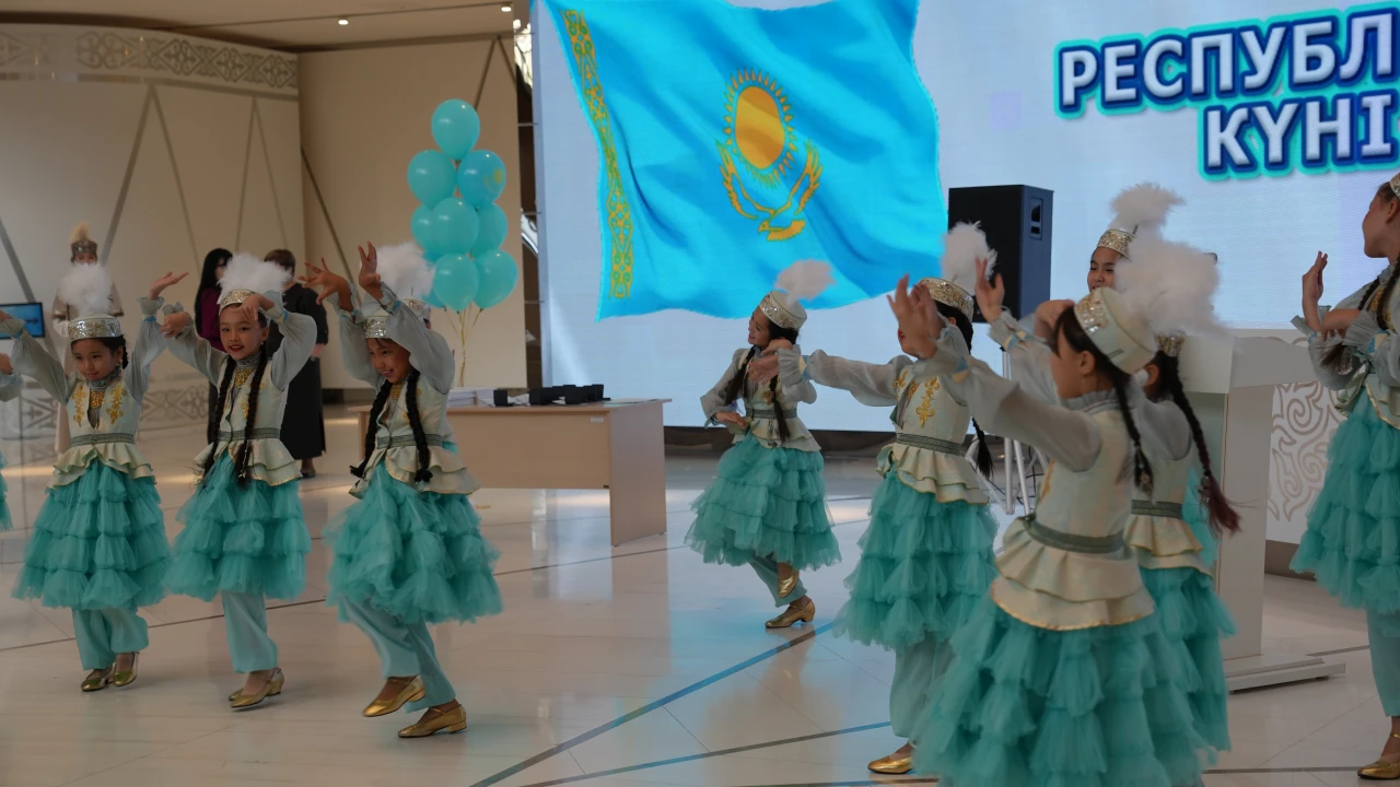 Торжественное награждение сотрудников детского сада «Қарлығаш», приуроченное ко Дню Республики Казахстан
