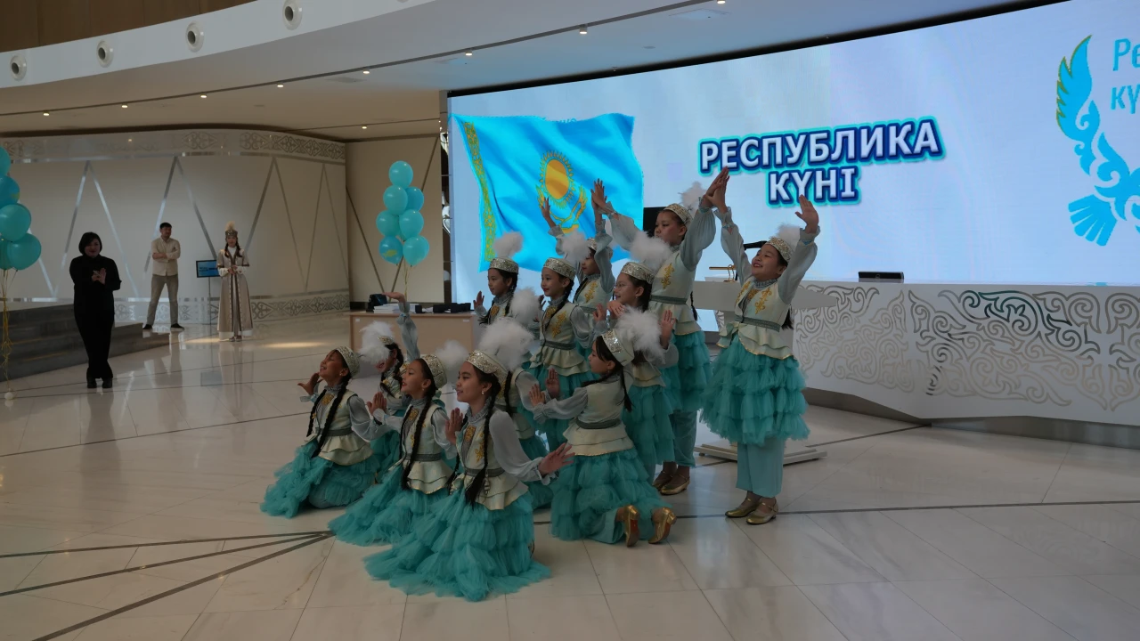 Торжественное награждение сотрудников детского сада «Қарлығаш», приуроченное ко Дню Республики Казахстан