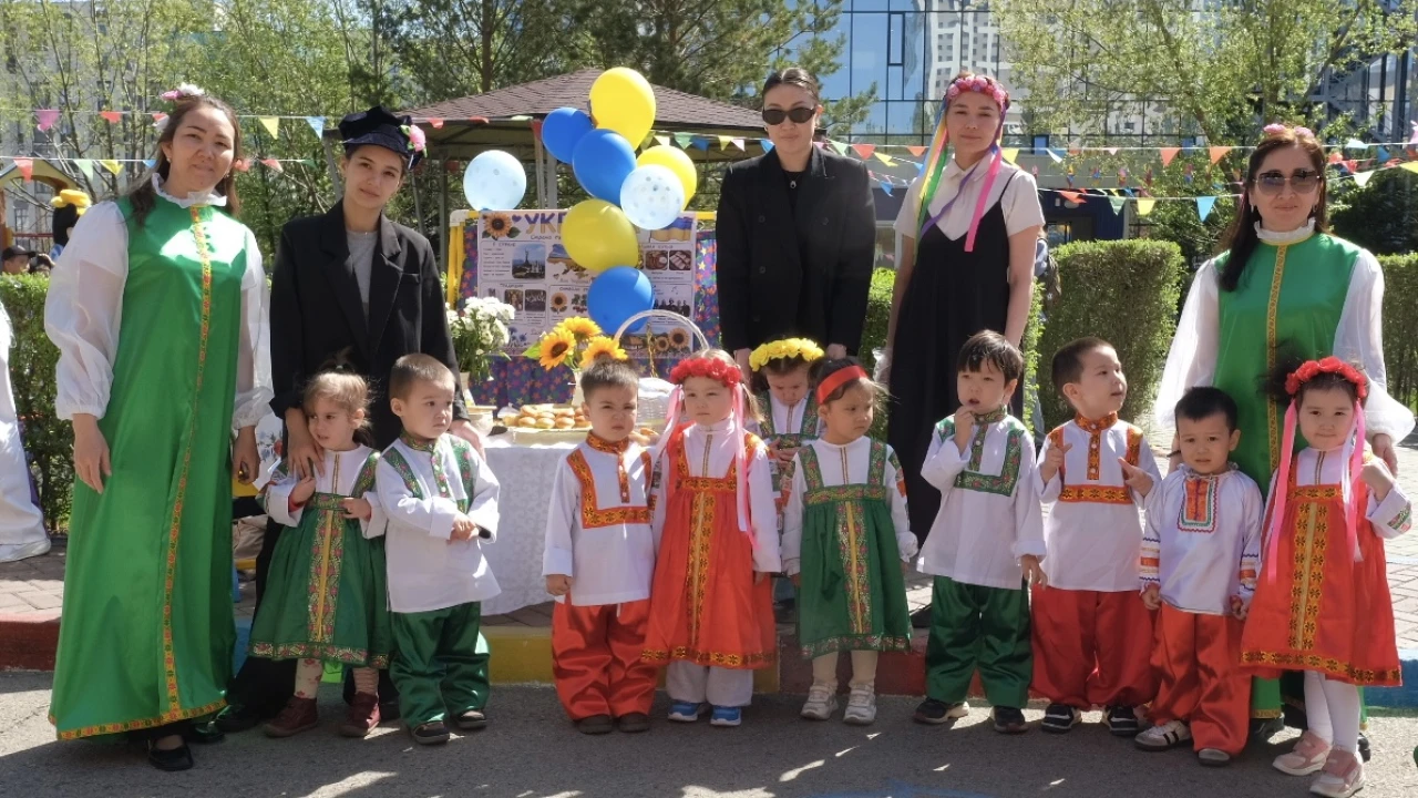 Единство в красках культуры: праздник дружбы и согласия в детском саду «Қарлығаш» 