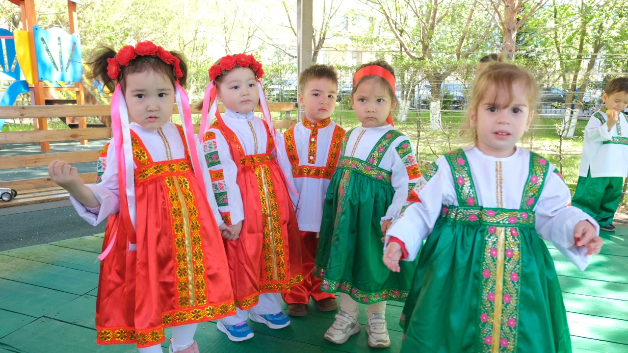Единство в красках культуры: праздник дружбы и согласия в детском саду «Қарлығаш» 