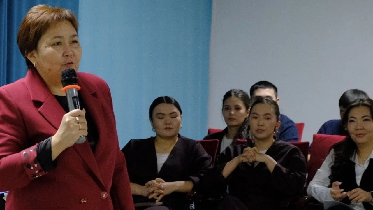 В детском саду «Қарлығаш» состоялся педагогический совет по вопросам применения мультимедийных технологий 