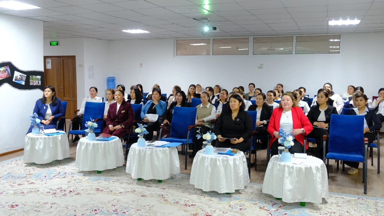 В детском саду «Қарлығаш» состоялся педагогический совет по вопросам применения мультимедийных технологий 