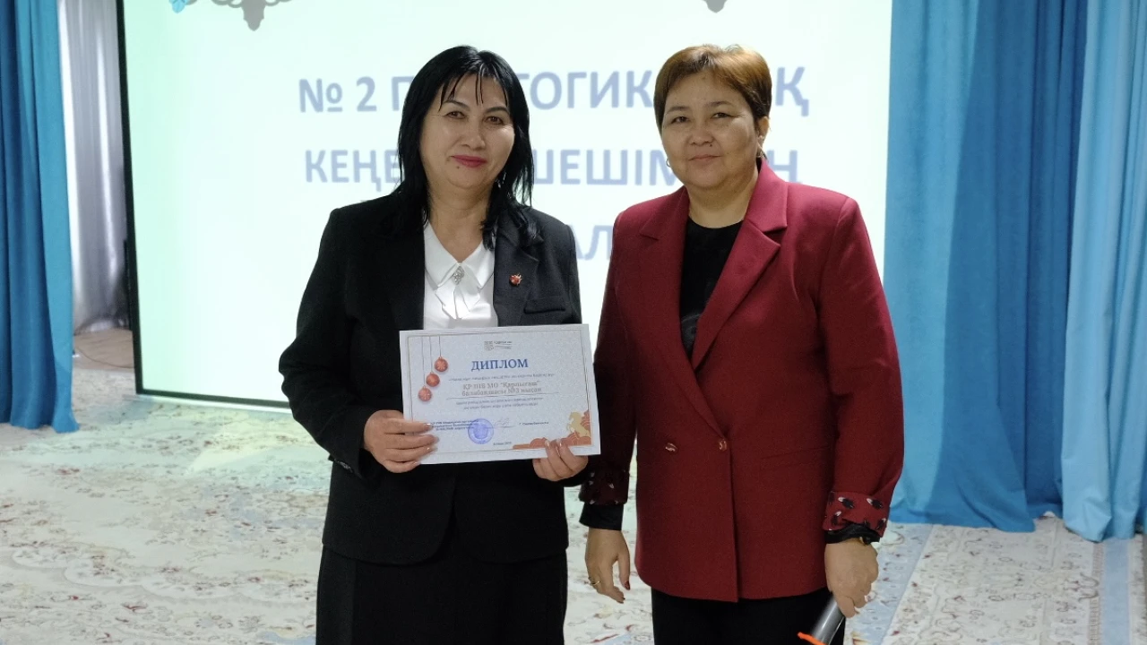 В детском саду «Қарлығаш» состоялся педагогический совет по вопросам применения мультимедийных технологий 