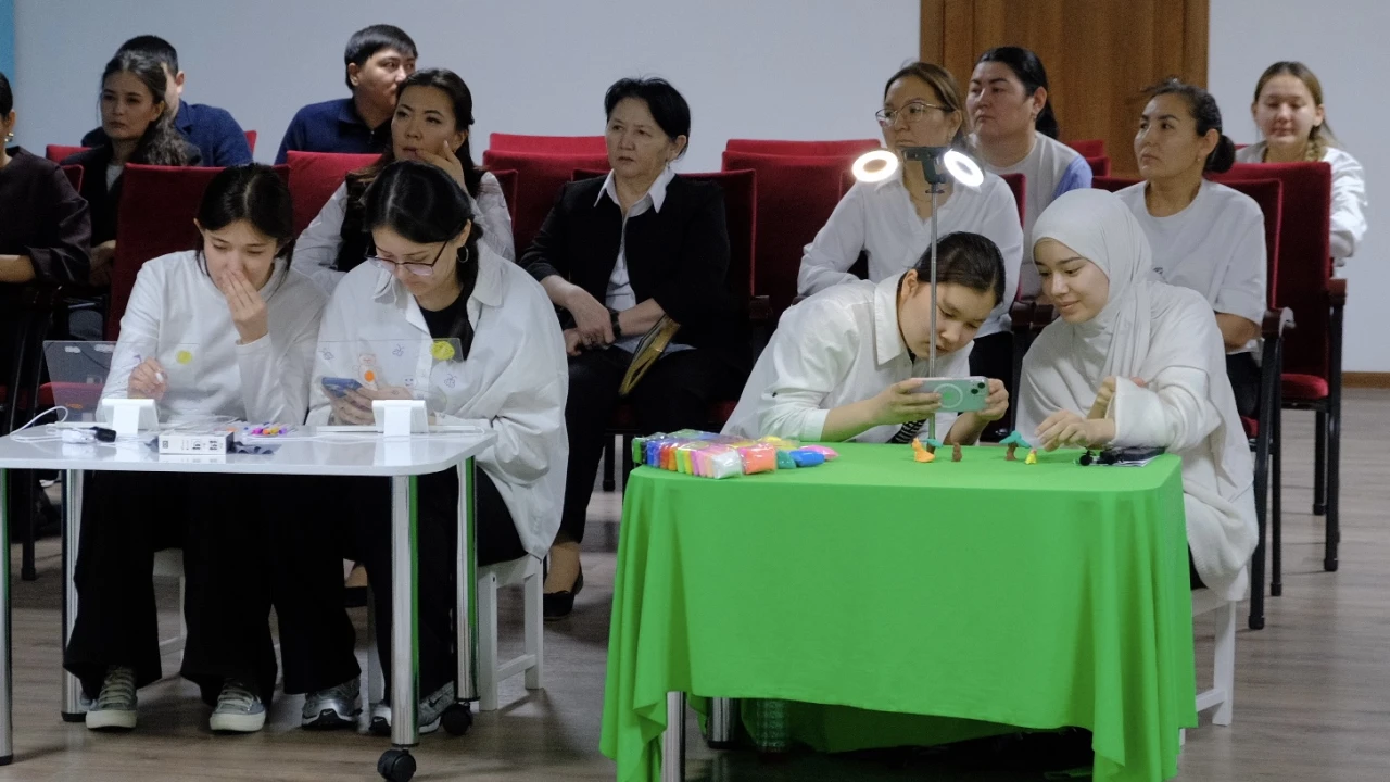 В детском саду «Қарлығаш» состоялся педагогический совет по вопросам применения мультимедийных технологий 