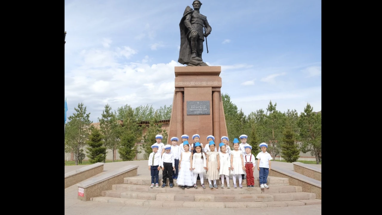 Возложение цветов к памятнику Бауыржана Момышулы воспитанниками детского сада «Қарлығаш» 