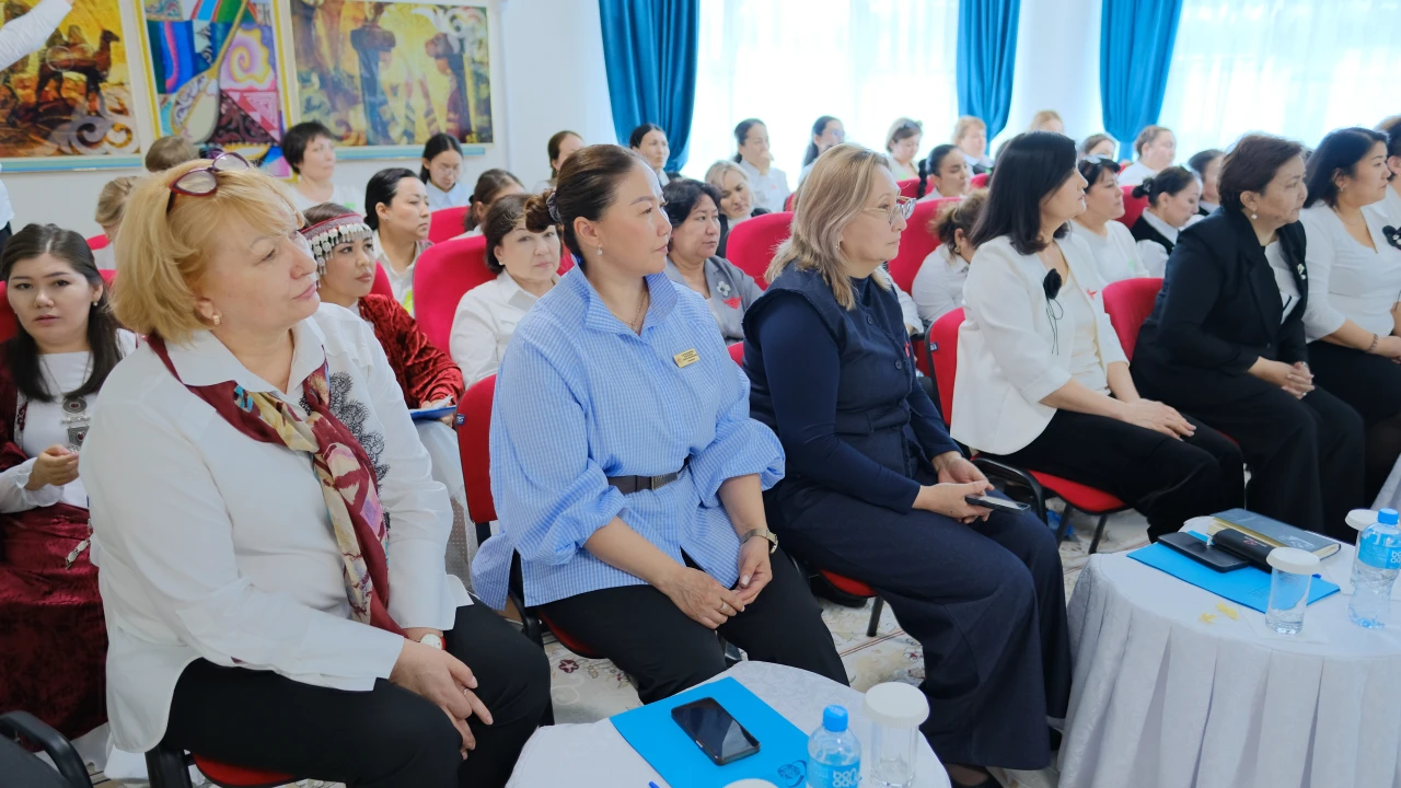 Национальные ценности в действии: в «Қарлығаш» прошёл педагогический совет в формате коворкинга 