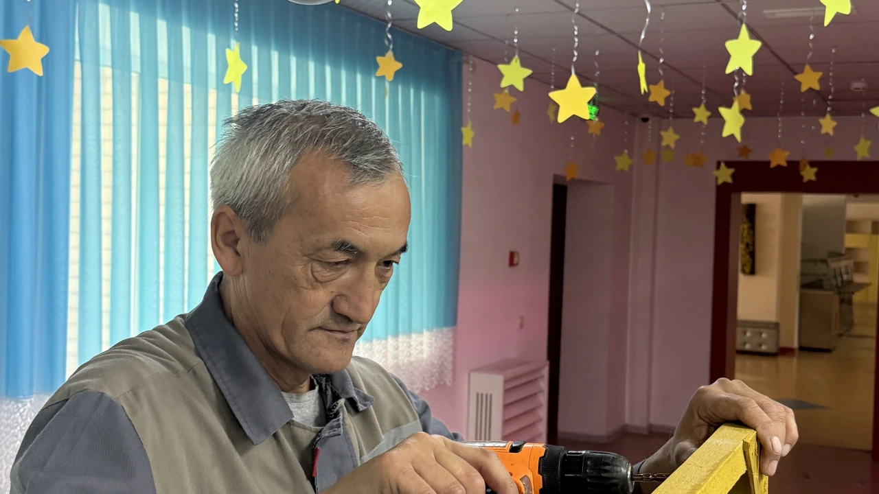 Заттардың екінші өмірі: «Қарлығаш» балабақшасының ағаш шебері туралы әңгіме
