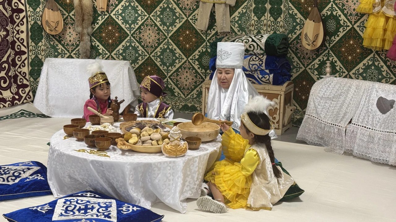 Мектепке дейінгі білім берудің заманауи тәсілдері: Астанада тамыз кеңесіне қатысушылар үшін экскурсиялық тур өтті 