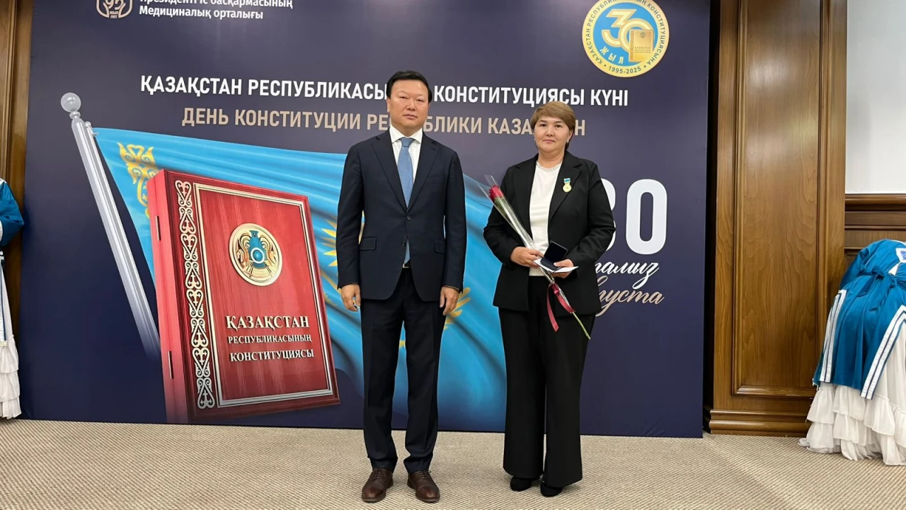 Награждение сотрудников детского сада "Карлыгаш" Медицинского центра УДП РК к 30-летию Конституции Республики Казахстан 