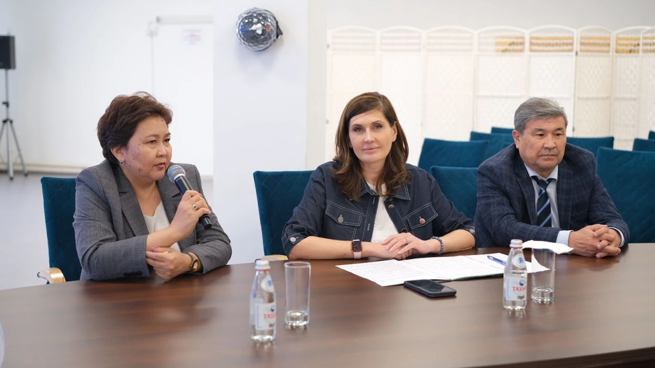 ҚР ПІБ Медициналық орталығы басшысының орынбасары Людмила Бюрабекова «Қарлығаш» балабақшасының ұжымымен кездесіп, мемлекет Басшысының Жолдауының негізгі бағыттарын түсіндірді 